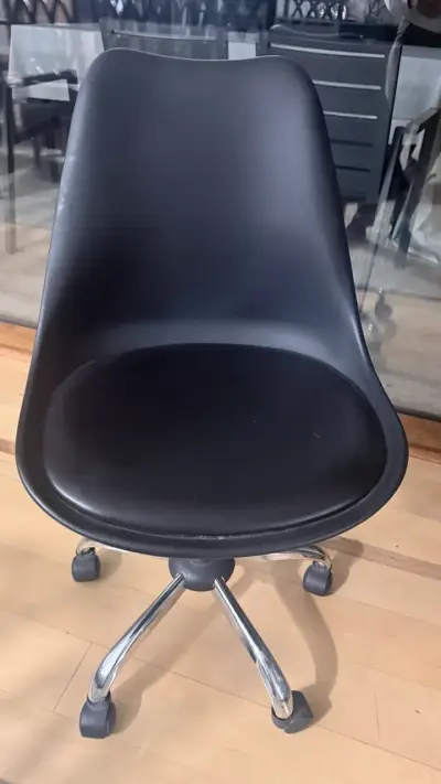 Silla de Oficina Negra con Ruedas - miniatura 4