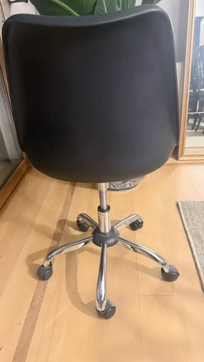 Silla de Oficina Negra con Ruedas - miniatura 5
