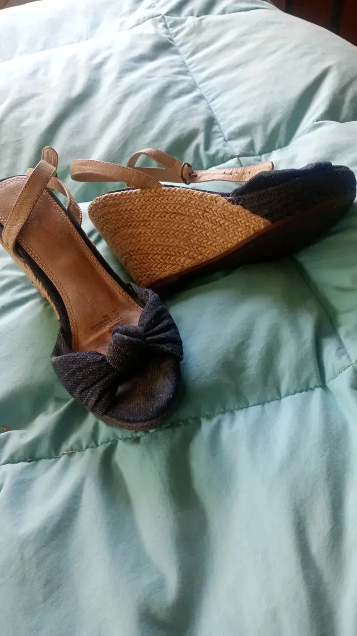 Sandalias de cuña con lazo y botines de tacón alto