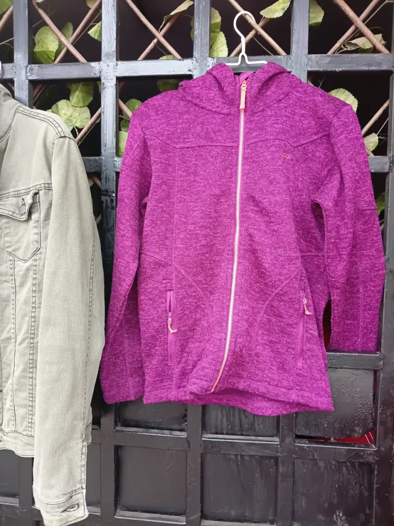 Chaqueta morada con capucha para niña