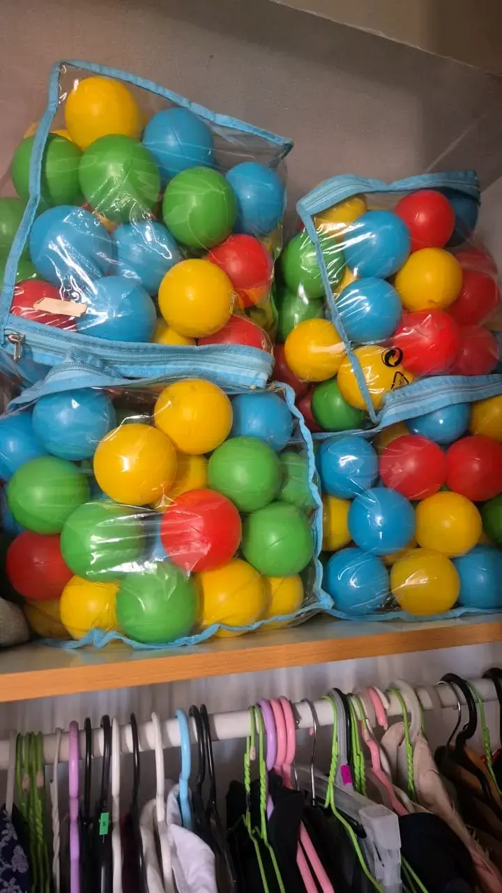 Bolsas de pelotas de colores para niños