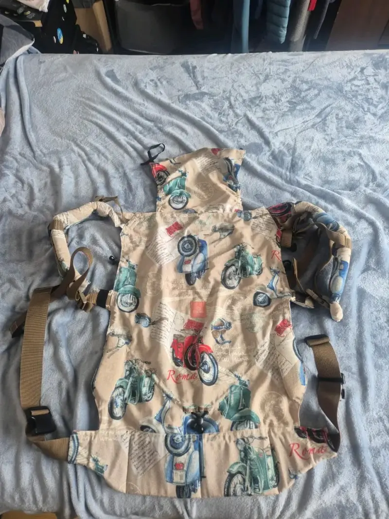 Mochila portabebé estampado de motos
