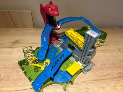 Pista de autos hotwheels con dragón rojo y rampas - miniatura 1