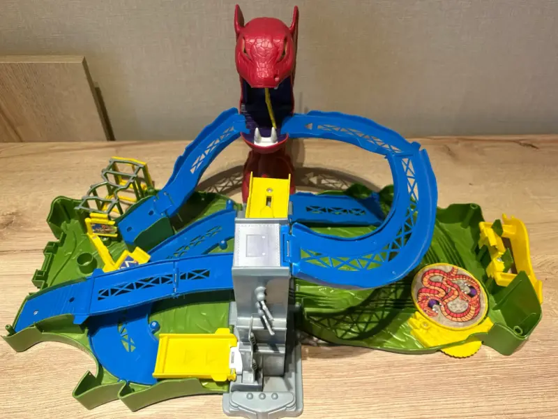 Pista de autos hotwheels con dragón rojo y rampas - 2