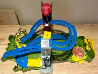 Pista de autos hotwheels con dragón rojo y rampas - miniatura 2
