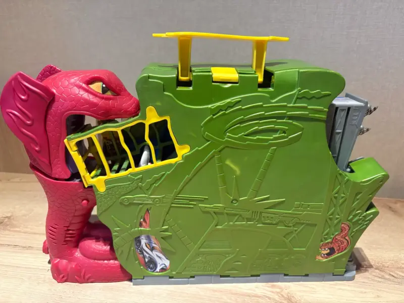 Pista de autos hotwheels con dragón rojo y rampas - 3
