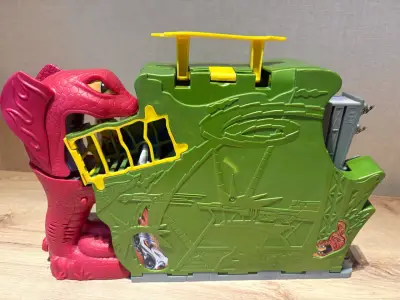 Pista de autos hotwheels con dragón rojo y rampas - miniatura 3