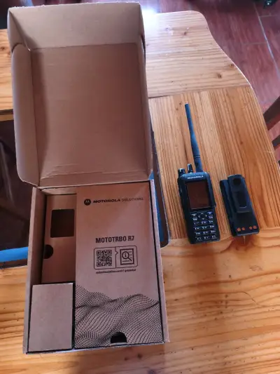 Radio Motorola MOTOTRBO R7 con pantalla a color - miniatura 1