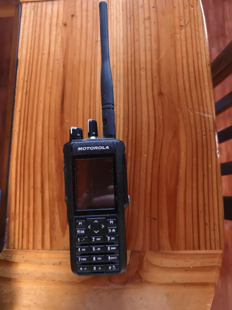 Radio Motorola MOTOTRBO R7 con pantalla a color - 2