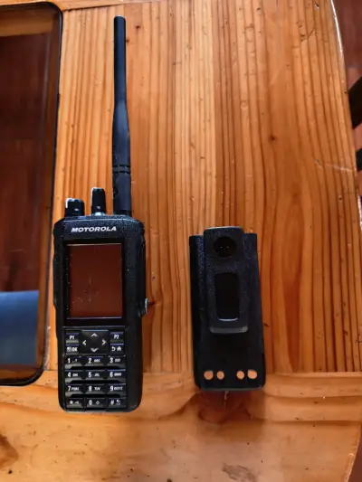 Radio Motorola MOTOTRBO R7 con pantalla a color - miniatura 3