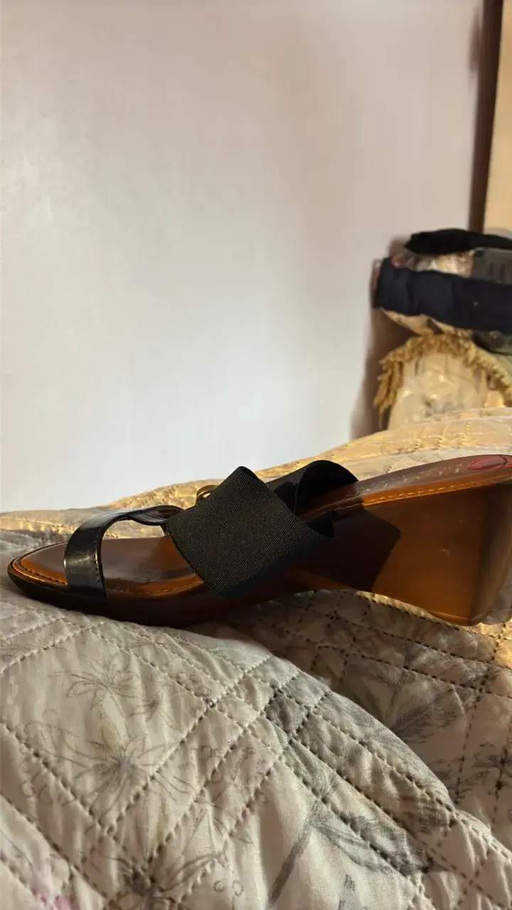 Sandalias Italian Shoemakers con detalle dorado - 2