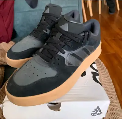 Zapatillas deportivas Adidas negras y grises - miniatura 1