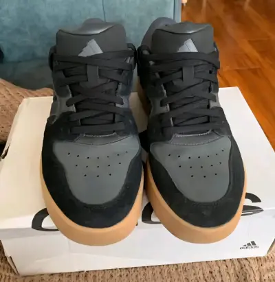 Zapatillas deportivas Adidas negras y grises - miniatura 2