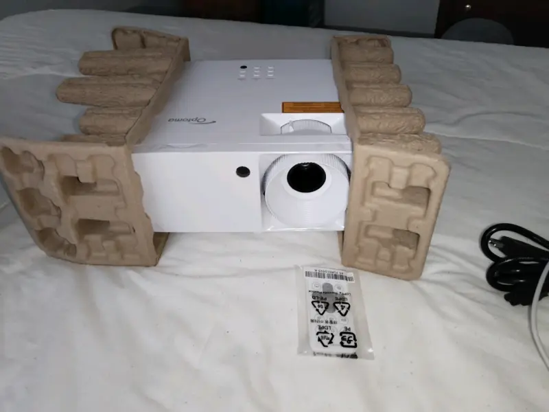 Proyector Optoma con control remoto - 5