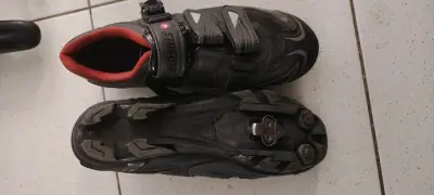 Zapatillas de ciclismo negras con cierre ajustable - miniatura 1