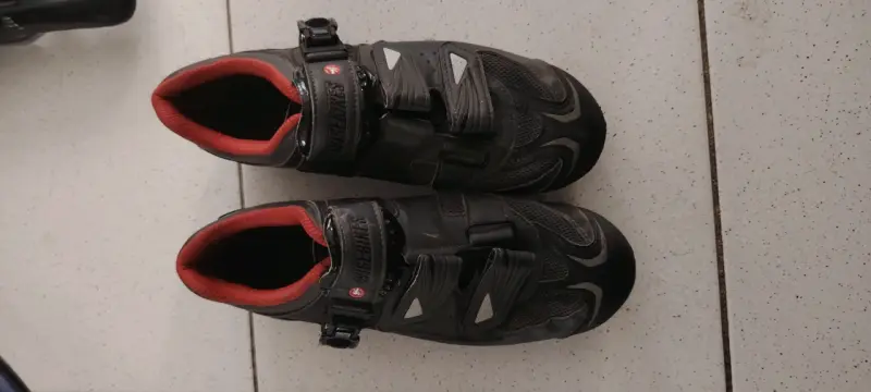 Zapatillas de ciclismo negras con cierre ajustable - 2