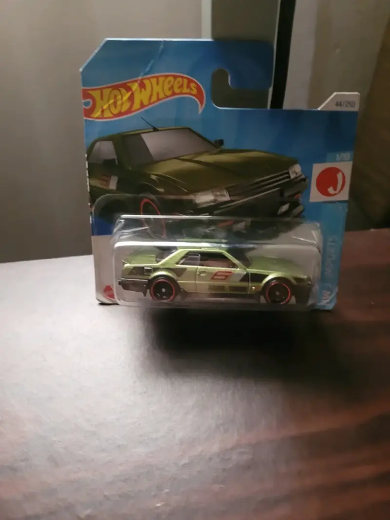 Hot Wheels Nissan Skyline RS KDR30 en miniatura - 3