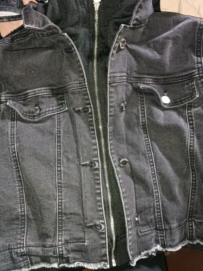 Chaqueta de mezclilla negra con capucha - miniatura 1