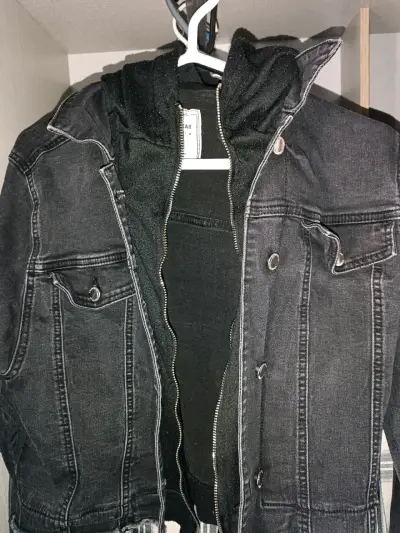 Chaqueta de mezclilla negra con capucha - miniatura 2