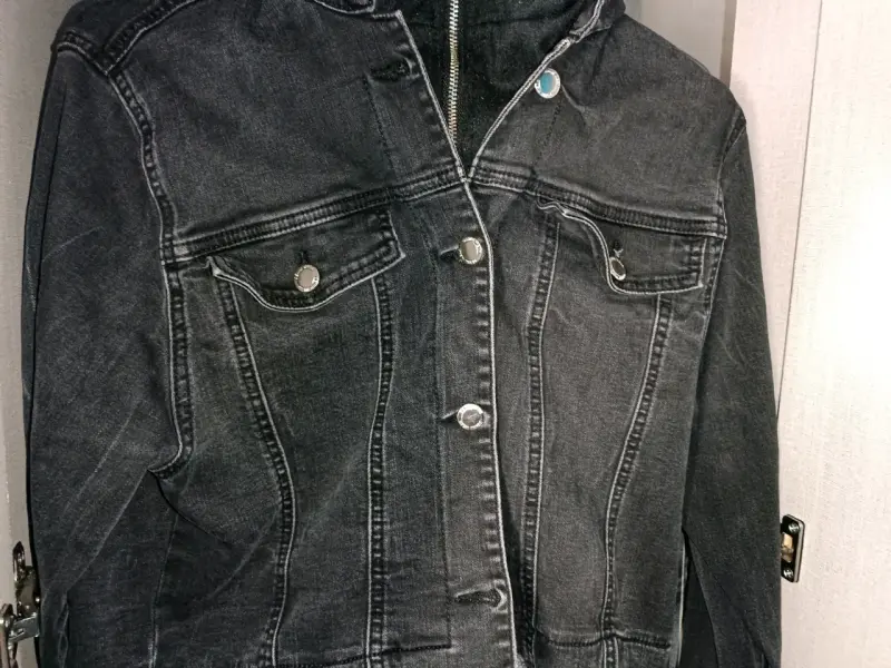 Chaqueta de mezclilla negra con capucha - 3