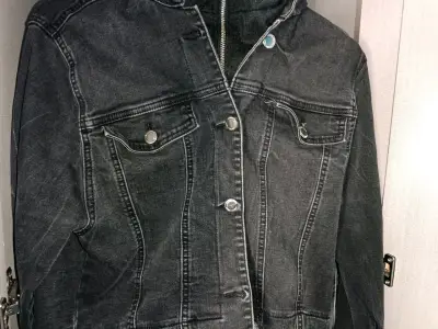 Chaqueta de mezclilla negra con capucha - miniatura 3