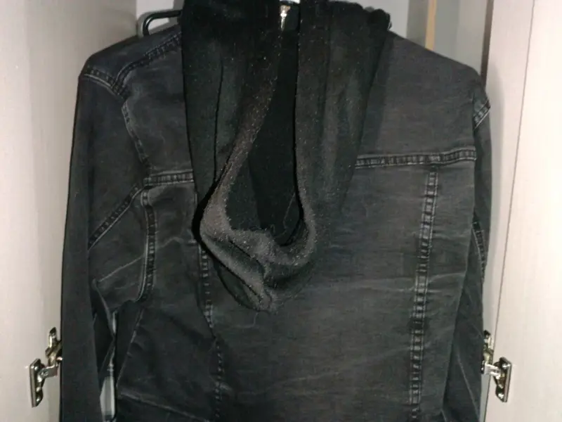 Chaqueta de mezclilla negra con capucha - 4