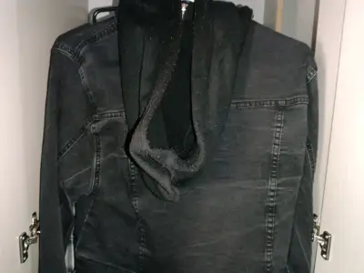 Chaqueta de mezclilla negra con capucha - miniatura 4