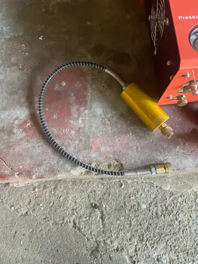 Compresor de Aire Portátil con Manómetro - miniatura 2