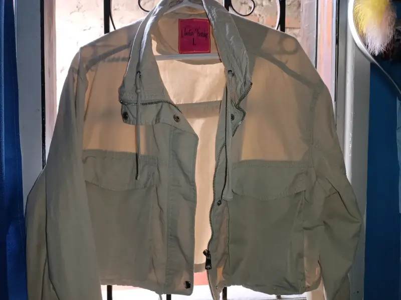 Chaqueta Corta Beige con Capucha para Mujer