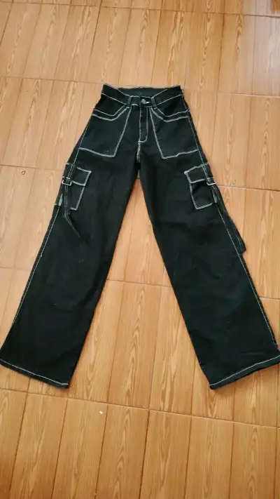 Pantalones cargo negros con costuras blancas - miniatura 1