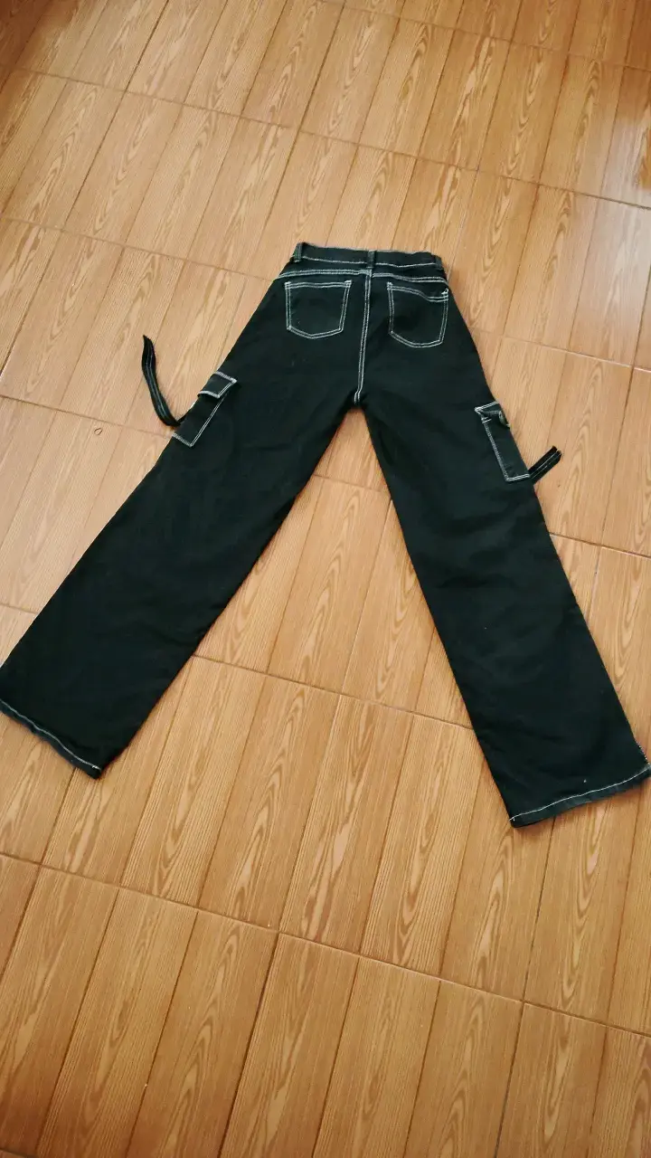 Pantalones cargo negros con costuras blancas - 2