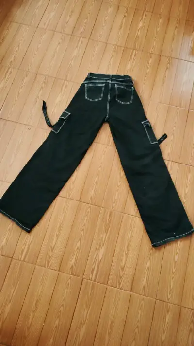 Pantalones cargo negros con costuras blancas - miniatura 2