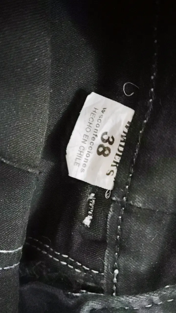 Pantalones cargo negros con costuras blancas - 3