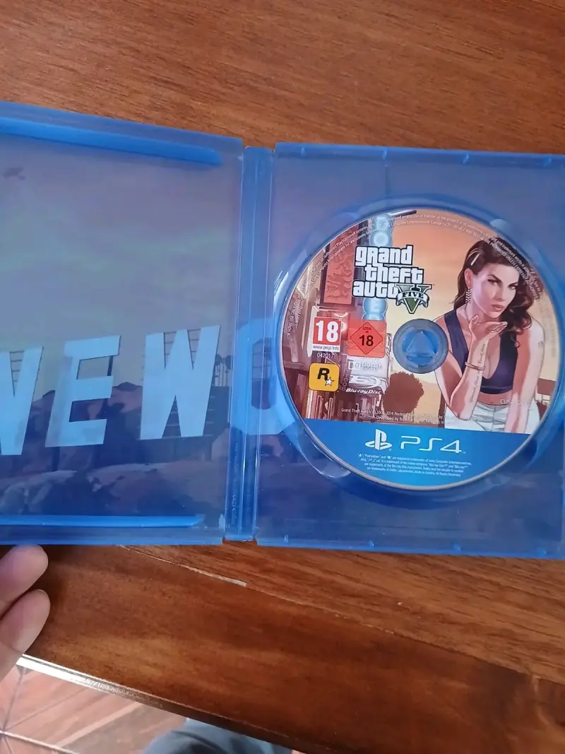 Juego PS4 Grand Theft Auto V en buen estado - 2