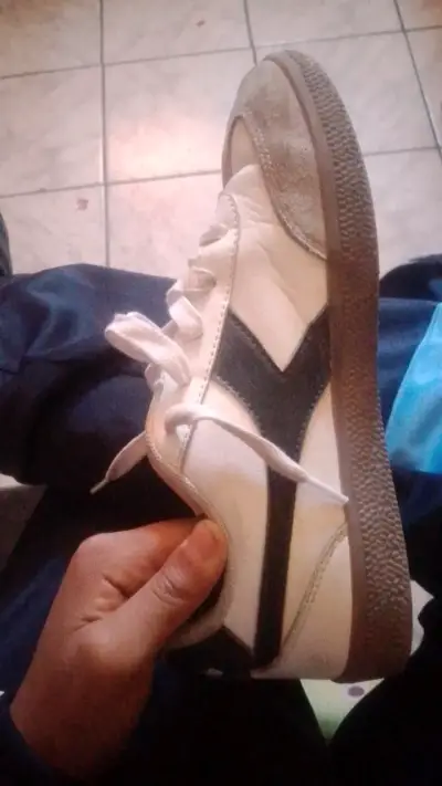 Zapatillas deportivas blancas con detalles negros - miniatura 1