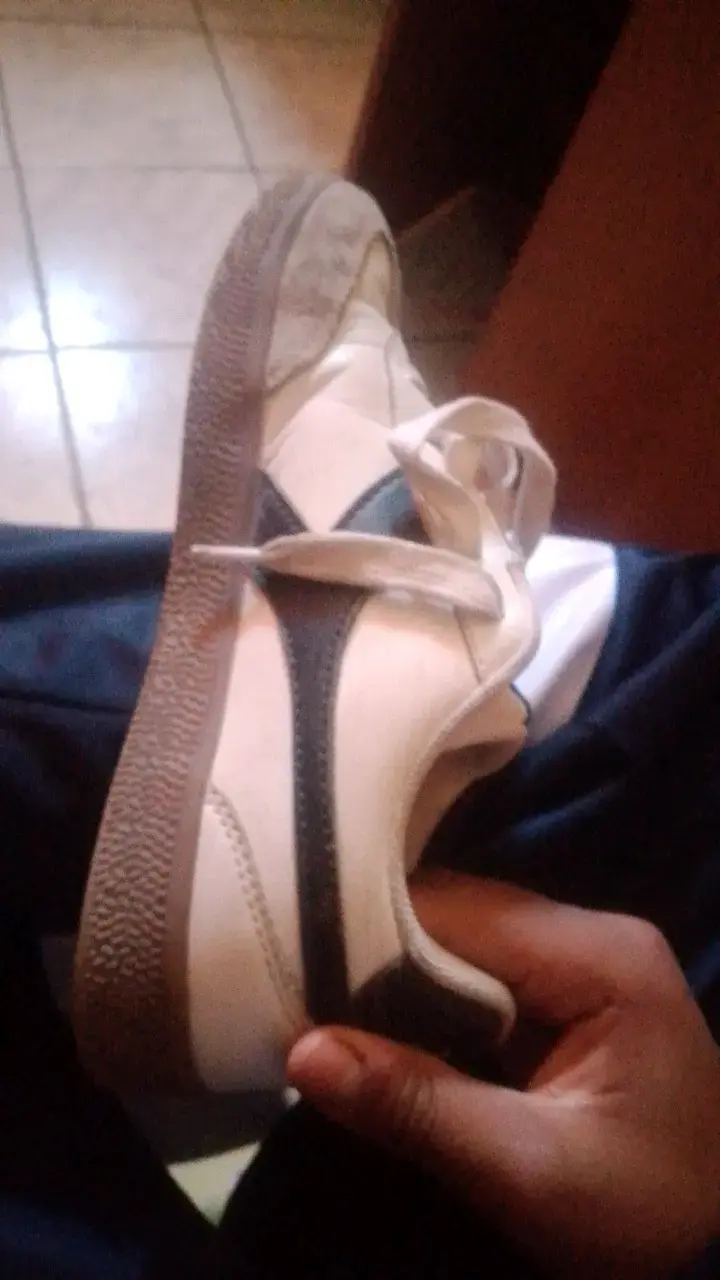 Zapatillas deportivas blancas con detalles negros - 2