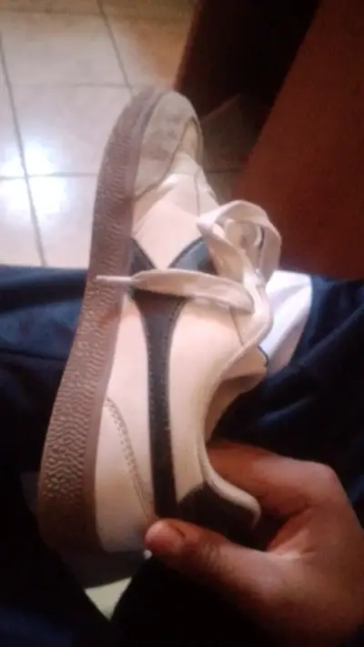 Zapatillas deportivas blancas con detalles negros - miniatura 2
