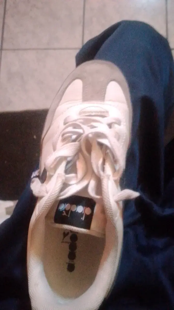 Zapatillas deportivas blancas con detalles negros - 3