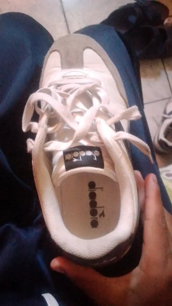 Zapatillas deportivas blancas con detalles negros - 4