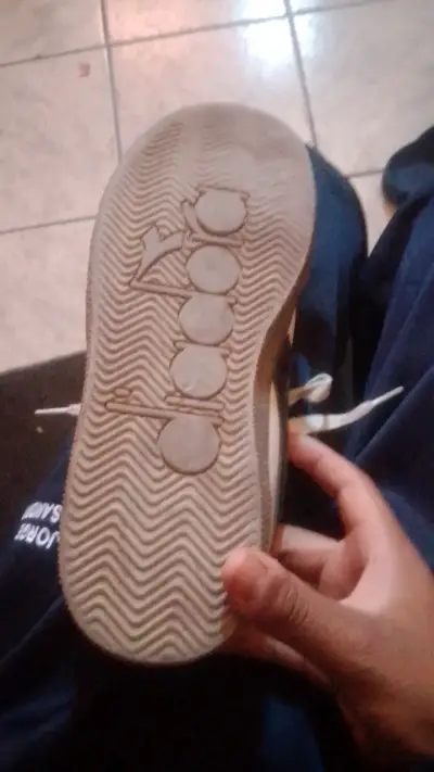 Zapatillas deportivas blancas con detalles negros - miniatura 5