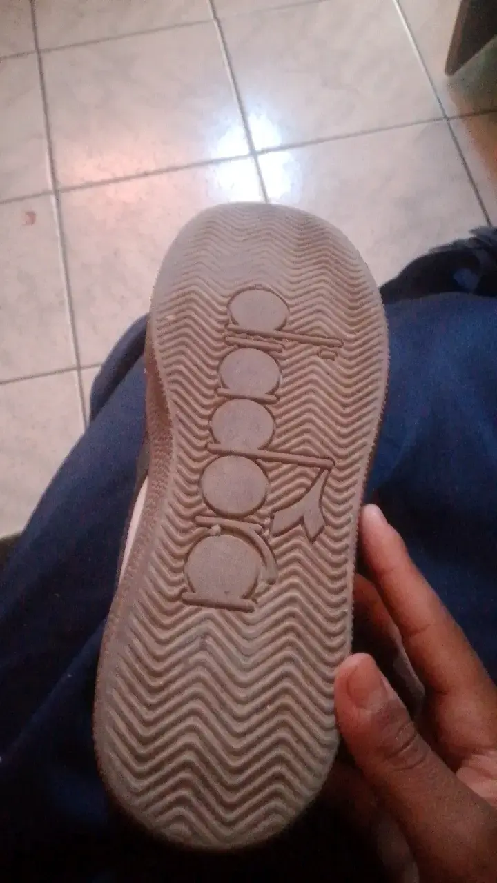 Zapatillas deportivas blancas con detalles negros - 6