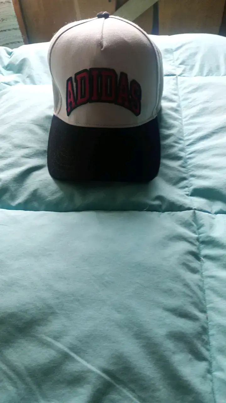 Gorra Adidas blanca y negra estilo casual - 1