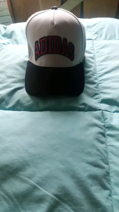 Gorra Adidas blanca y negra estilo casual - miniatura 1