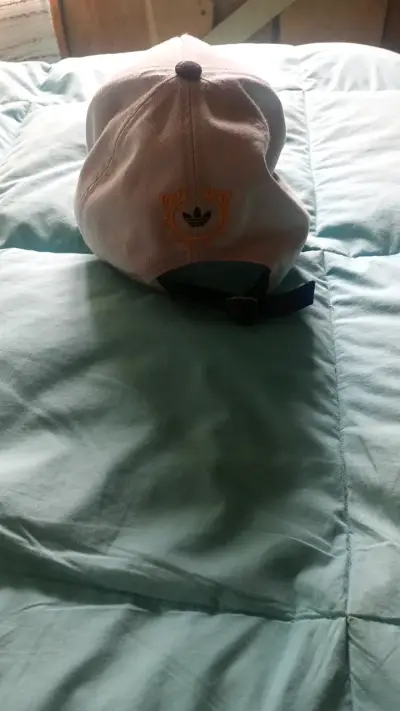 Gorra Adidas blanca y negra estilo casual - miniatura 2