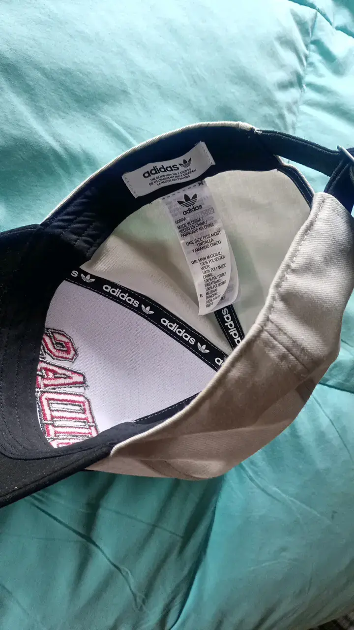 Gorra Adidas blanca y negra estilo casual - 3