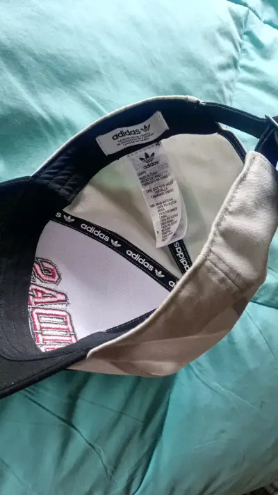 Gorra Adidas blanca y negra estilo casual - miniatura 3