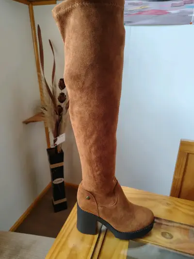 Botas largas de gamuza color marrón con tacón alto - miniatura 1