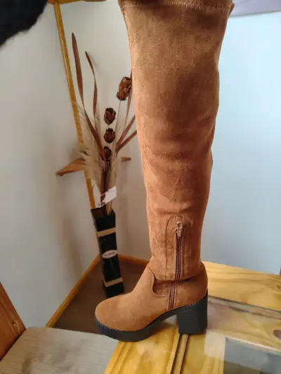 Botas largas de gamuza color marrón con tacón alto - miniatura 2