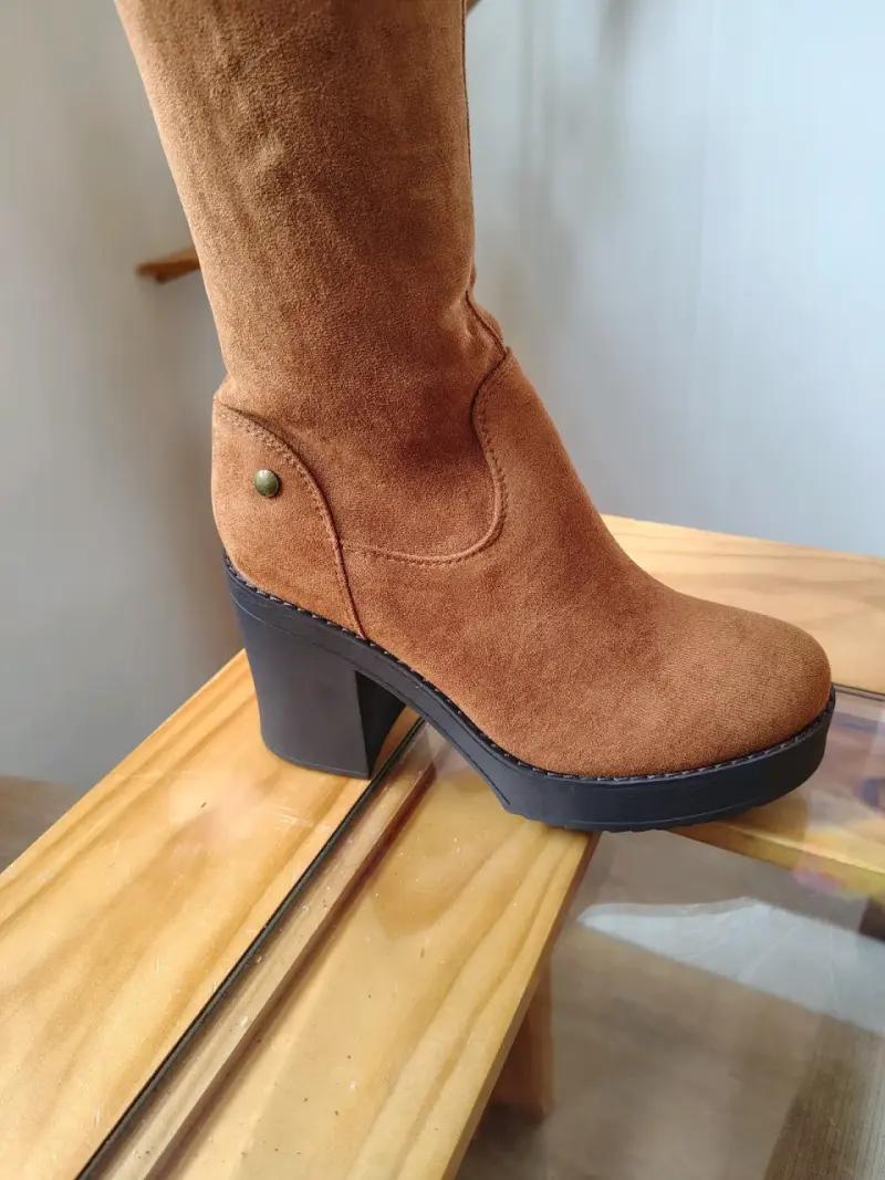 Botas largas de gamuza color marrón con tacón alto - 4