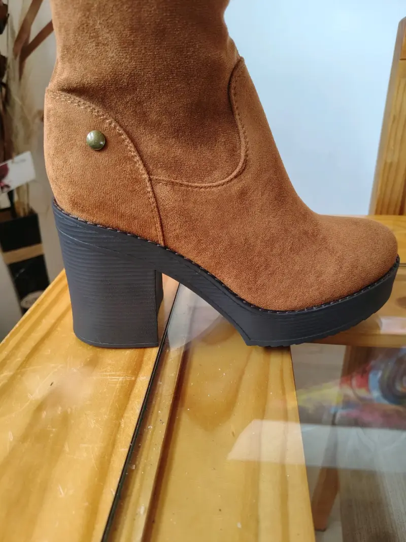 Botas largas de gamuza color marrón con tacón alto - 5